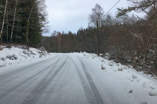 Dimanche 3 février 2019 : la neige sur le Plateau de Millevaches rend la circulation délicate. La prudence est recommandée. 