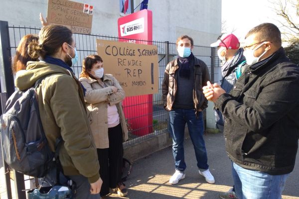 Les profs en grève devant le collège Sophie Germain de Cronenbourg 