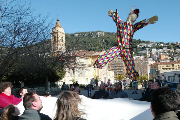 Le paillassou ou pailhasso, si on l’écrit en niçois, se traduit littéralement par « homme
de paille ».