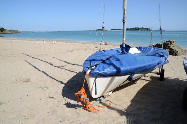 Un voilier sur la côte de Saint-Jacut-de-la-Mer (Côtes-d'Armor), en juin 2020 (photo d'illustration).