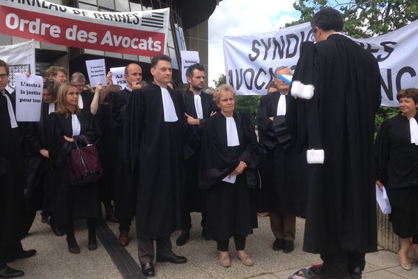 A Rennes, les avocats étaient environ 120, ce mecredi, rassemblés devant la cité judiciaire pour réclamer une réforme de l'Aide Juridictionnelle.