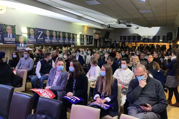 300 militants d'Éric Zemmour se sont retrouvés le samedi 29 janvier dans le restaurant Ô Palais, dans le centre-ville de Dijon. À l'extérieur, une centaine de militants antifascistes se sont rassemblés place de l'auditorium pour protester contre cela.