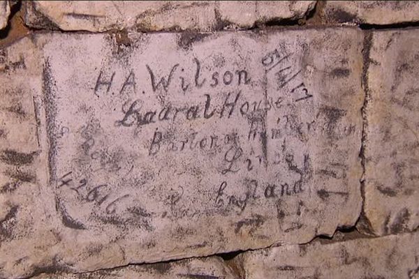 Plusieurs inscriptions ont été gravées sous l'hôtel de Philippe Caillet, mais celle laissée par Herbert Alexander Wilson est la plus complète.