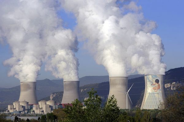 La centrale de Cruas-Meysse (Ardèche) avec ses 4 réacteurs de 900 MW chacun, date de 1978. Ici comme sur d'autres sites nucléaires de la région, toutes les mises aux normes post-Fukushima ne sont pas encore terminées, 10 ans après le drame du Japon.