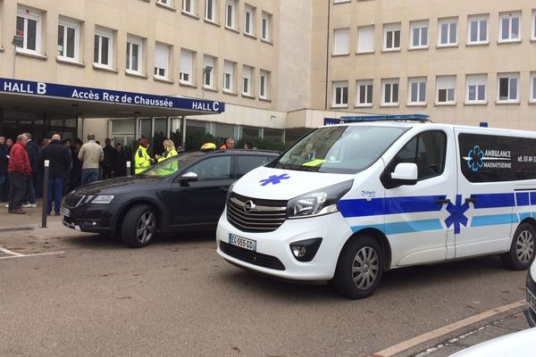 Plusieurs dizaines de taxis et amblanciers se sont rassemblés devant le CHU de Dijon lundi 5 novembre.