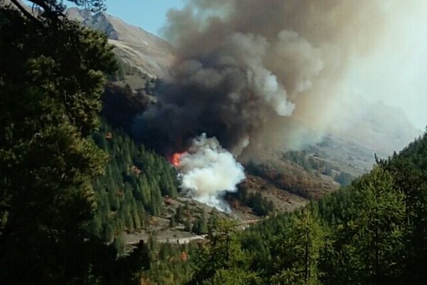 Un incendie est toujours en cours dans le massif du Val d'Oronaye (Alpes-de-Hautes-Provence)