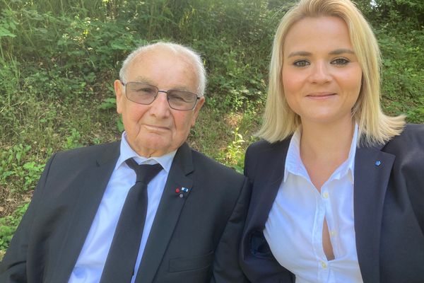 Robert Hébras et sa petite-fille Agathe