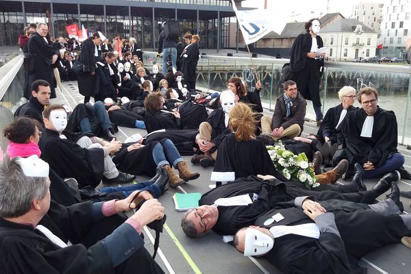 A Nantes, les magistrats et avocats ont respecté une minute de silence, pour protester contre "la mort de la justice"