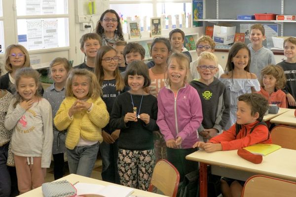 Les enfants de la classe CE1/CE2  de l'école Richer, et leur maîtresse Aline Alard 