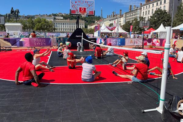 La place Bellecour transformée en terrains de handisports à Lyon le 26 août 2024. Des activités gratuites et accessibles à tous sont prévues jusqu'au 28 août.