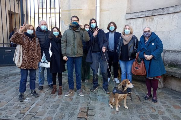 Stanislas Broniszewski, entouré de quelques soutiens à la sortie du tribunal de Compiègne.