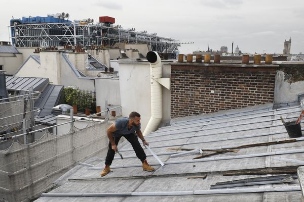 Un couvreur-zingueur sur un toit parisien