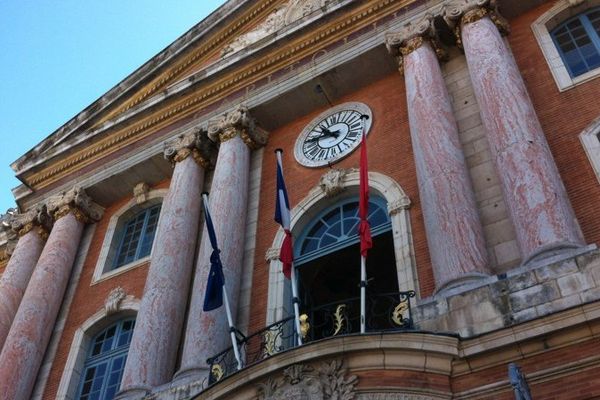 Les drapeaux en berne sur le Capitole