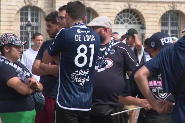 Les supporters rassemblés devant le tribunal de Commerce à Bordeaux.