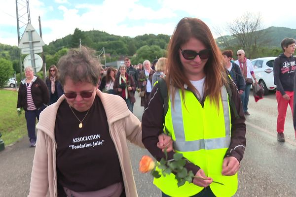 Un peu plus de 200 personnes se sont réunies ce samedi 15 juin en hommage à Julie Scharsch, 20 ans après sa disparition.