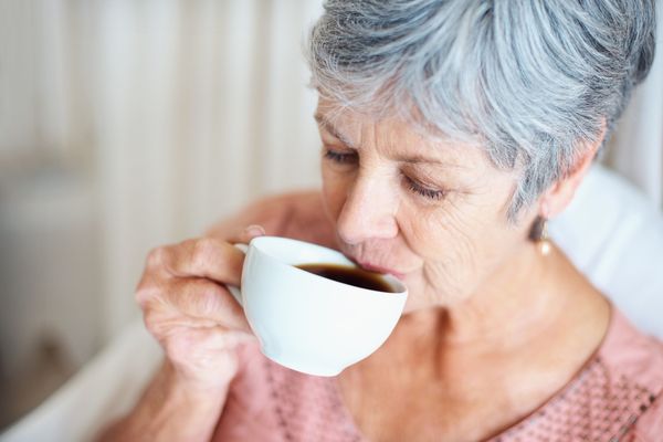 Deux à quatre tasses de café par jour pourraient prévenir la maladie d'Alzheimer, selon une nouvelle étude de chercheurs et chercheuses lillois.