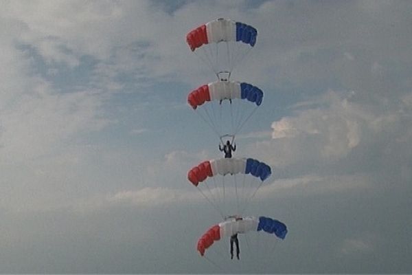 Enchaîner le maximum de figures en un minimum de temps, parachute ouvert. C'est le voile contact.