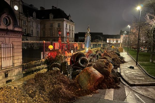 Des tonnes de lisiers et de pneus déposées devant la préfecture de l'Aube, à Troyes, le jeudi 1er février.