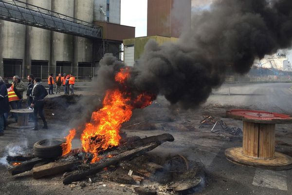 Blocage des accès au dépôt pétrolier de Lorient