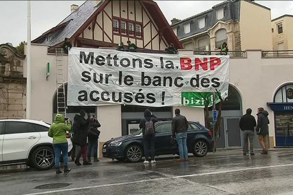 L'association Bizi en action contre la BNP à Biarritz le 6 mars 2017