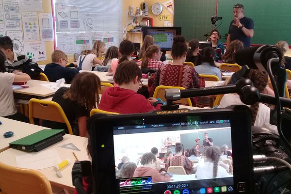 Quand le cinéma gomme les différences.  C’est un projet original que portent 14 résidents de la Maison médicalisée et de l’Ehpad de Saint-Pourçain-sur-Sioule, dans l’Allier. Avec les élèves d’une classe de CE2/CM2 de Broût-Vernet, les personnes âgées et celles, plus jeunes, en situation de handicap participent à la réalisation d’un court métrage. 