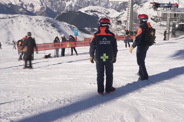 Une patrouille de sécurité va à la rencontre des skieurs sur le domaine skiable des Deux Alpes.