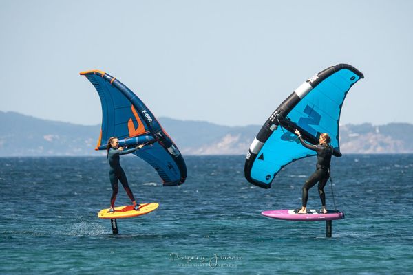 Flora Artzner et Nathalie Simon vous font découvrir la discipline du Wing Foil pour ce nouveau numéro de Waouh ! le Sud