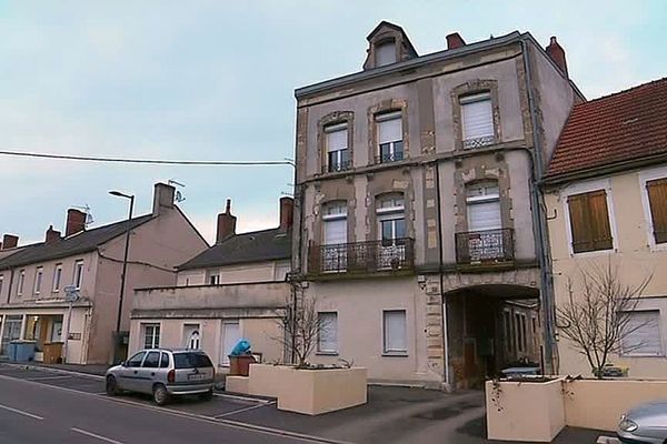 C'est dans l'une des caves de cet immeuble de Fourchambault que la victime a été retrouvée.