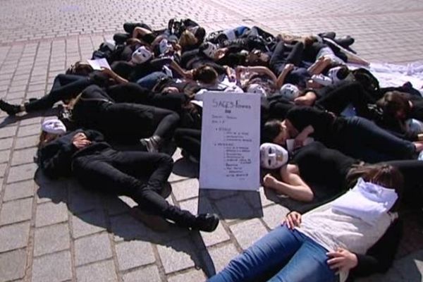 Une trentaine d'étudiantes sages-femmes ont "fait le mort" place de la Motte pour symboliser le décès de leur profession.