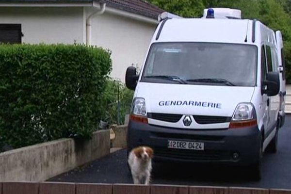 Fourgon de la gendarmerie au domicile de la victime à Rilhac-Rancon