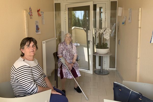 Jeanine, 85 ans, a pu revoir sa fille grâce au "parloir" installé dans cette pièce de l'Ehpad de Saint-Agnan. 