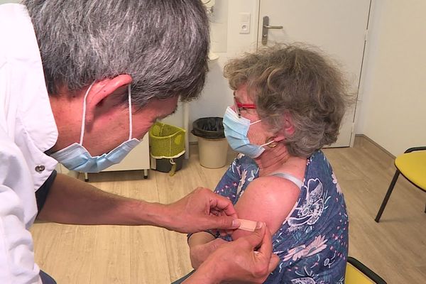 Danielle, 77 ans, a tenu à effectuer sa quatrième dose de vaccin en ce mois de mai