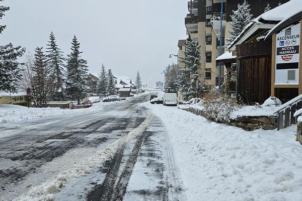 La route au cœur de la station d'Isola 2000 ce 12 novembre. La détention de chaînes, pneus neige ou chaussettes est obligatoire dans cette commune des Alpes-Maritimes, comme dans 81 autres.