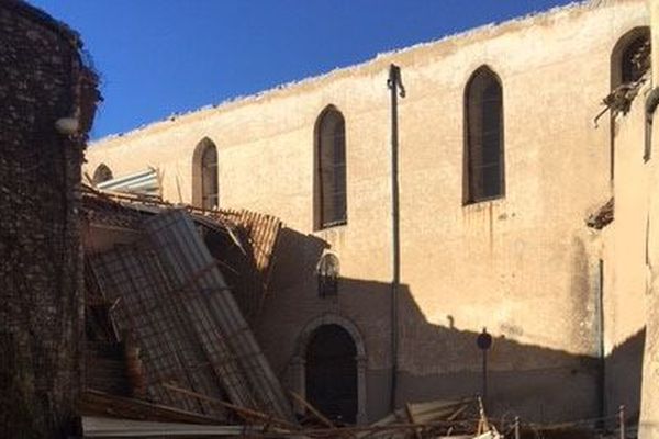 Le toit de l'église de Besse-sur-Issole s'est effondré ce mercredi après-midi, à cause du vent. 