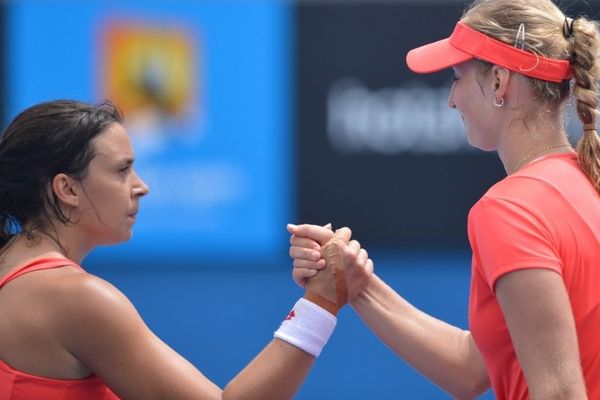 Australie, Melbourne (18/01/13): c'est la Russe Ekaterina Makarova (à droite) qui a remporté le bras de fer qui l'a opposé dans la nuit de jeudi à vendredi à la Française Marion Bartoli. L'Auvergnate n'a jamais vraiment réussi à rentrer dans le match et s'est finalement inclinée en trois sets. Comme en 2012, Bartoli est éliminée au troisième tour de l'Open d'Australie.