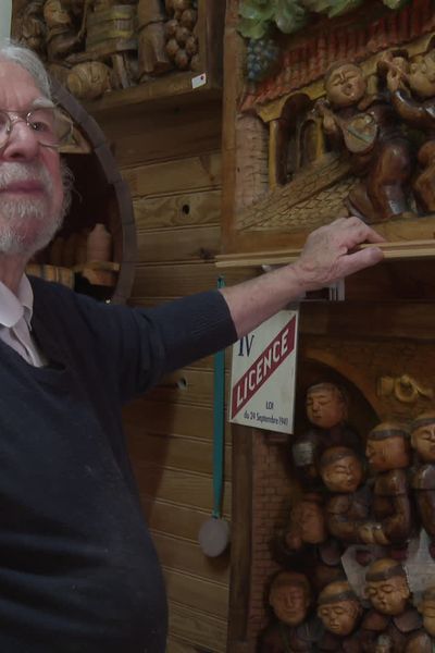 André Andreu, dit le pivert, raconte des histoires sur le bois.  Installé à la Mulatière, près de Lyon, il chasse la morosité de ses œuvres et met en scène exclusivement la joie de vivre.