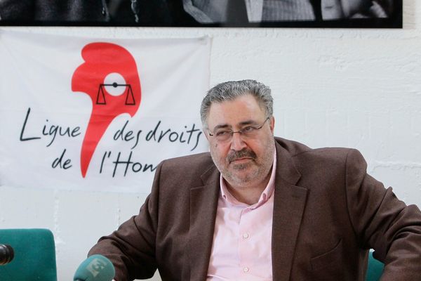 Le président de la Ligue des Droits de l'Homme, Michel Tubiana, a annoncé qu'il allait déposer un recours contre les arrêtés anti-burkini maintenus en dépit de la décision du Conseil d'Etat.