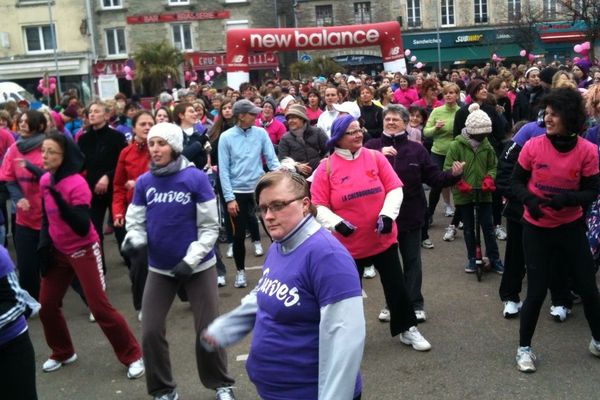 Elles étaient un millier à s'échauffer au son de la zumba avant de prendre le départ de la course dans les rues de Cherbourg