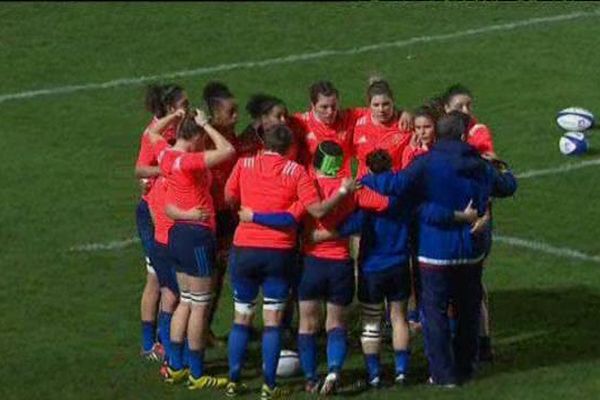 Le XV de France féminin après sa victoire contre l'Irlande à Perpignan  le 13/02/2016