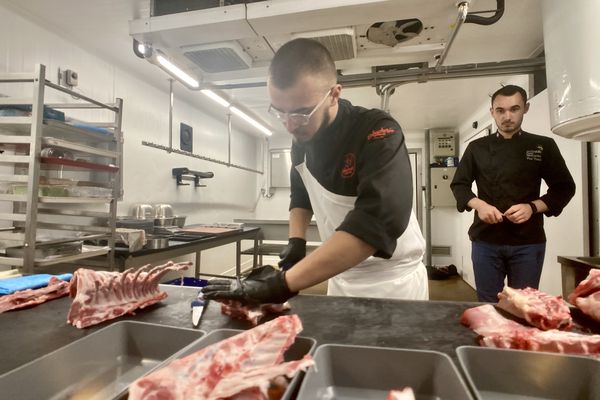 Nolwenn Courau s'entraîne pour le championnat du monde de boucherie. Il représentera la France à Sacramento pour le World Butchers Challenge.