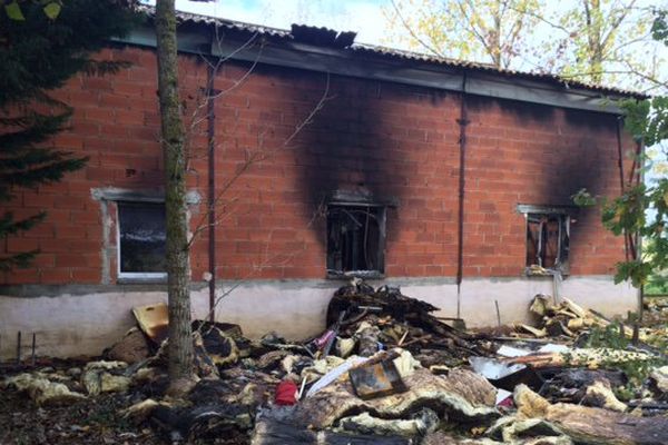 La maison de 150m2 a été détruite par les flammes. Photo : Cécile Fréchinos