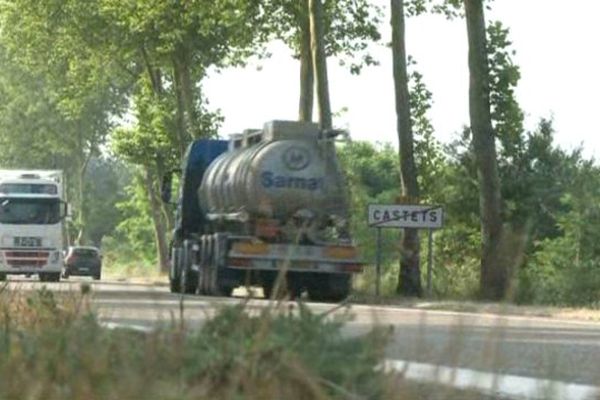 Pour éviter les péages, les camions ont envahi les routes départementales dans les Landes.