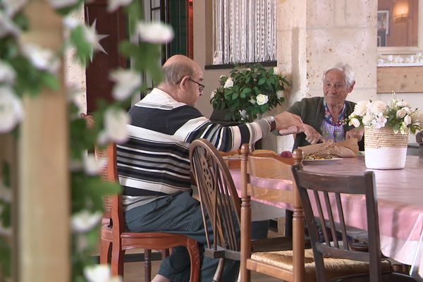 Henriette et Bernard se retrouvent tous les jours à midi autour de la table à manger.