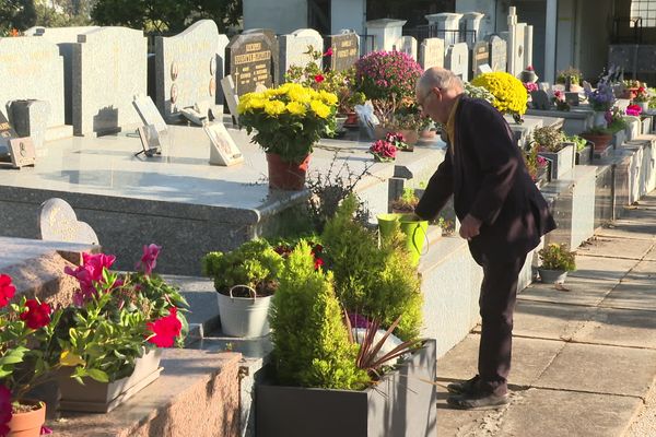 31 octobre 2024 : le rituel du fleurissement des tombes des défunts a commencé au cimetière de Saint-Laurent-du-Var.