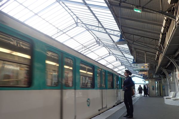 La verrière de la station Bir-Hakeim, sur la ligne 6 du métro parisien.