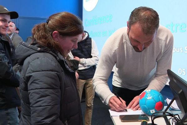 Le handballeur Jérôme Fernandez a donné, mardi 5 mars, des conseils à des étudiants d'Aurillac pour gagner en confiance en soi.