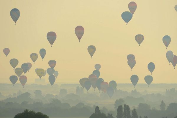 Les montgolfières du championnat de France 2013 dans le ciel angevin à Brissac-Quincé