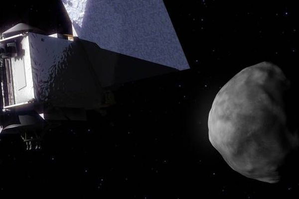 Une re-création artistique de la rencontre entre l'astronef OSIRIS-REx et l'astéroïde Bennu. 