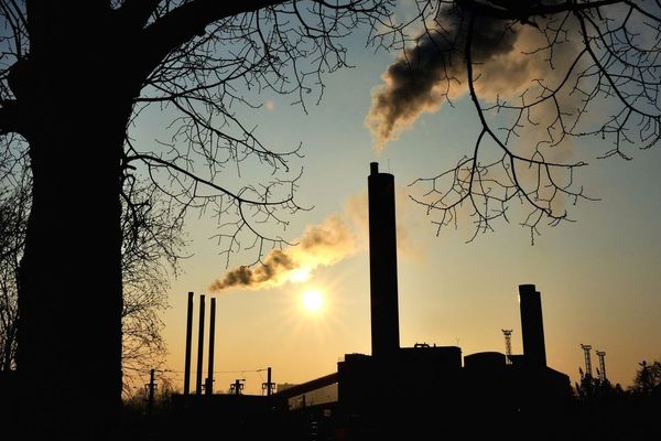 Les cheminées d'une usine photographiées dans la métropole lilloise.