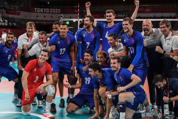 Les volleyeurs français se sont qualifiés pour la première fois de leur histoire en demi-finales des Jeux Olympiques en battant les Polonais ce mardi.